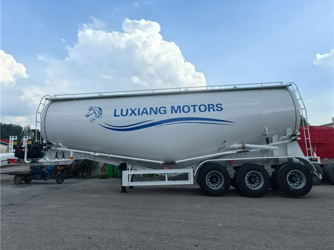 粉粒物料運(yùn)輸半掛車(chē)